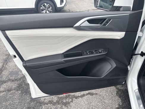 New 2025 Volkswagen Taos SEL image 24