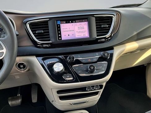 Used 2022 Chrysler Voyager LX FWD image 9