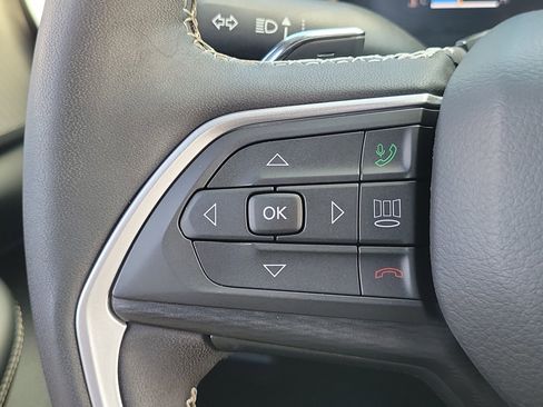 Used 2023 Jeep Grand Cherokee Altitude image 28