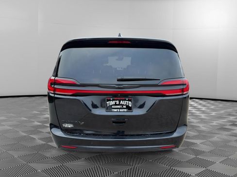 Used 2022 Chrysler Pacifica Touring-L w/ Uconnect Theater Family Group image 4