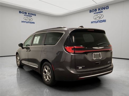 Used 2023 Chrysler Pacifica Limited FWD image 3