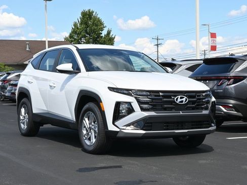 Used 2025 Hyundai Tucson SE image 1
