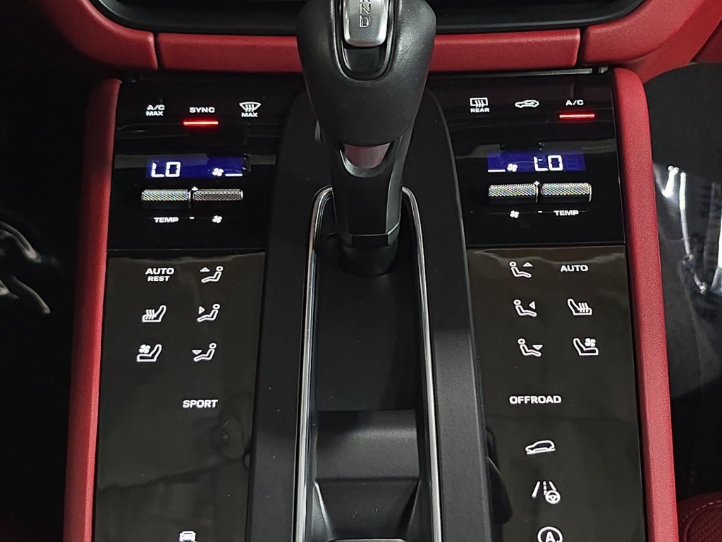 Certified 2026 Porsche Macan AWD/4WD image 19
