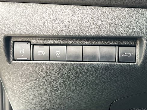 Used 2024 Toyota Venza XLE image 10