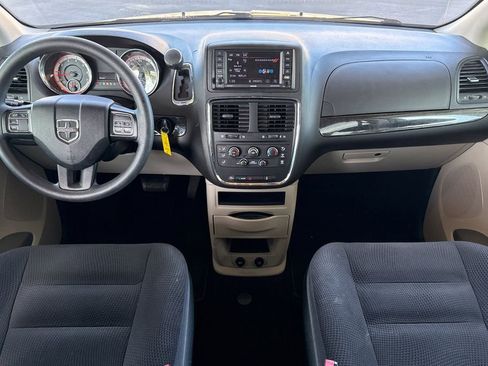 Used 2018 Dodge Grand Caravan SE w/ UConnect Hands-Free Group image 19