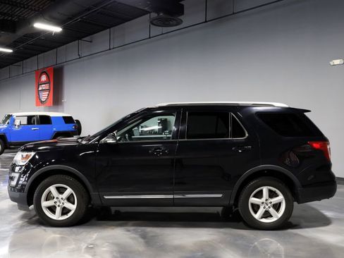 Used 2017 Ford Explorer XLT w/ Equipment Group 202A AWD/4WD image 4