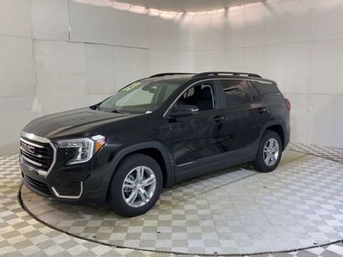 Used 2023 GMC Terrain SLE w/ Driver Convenience Package image 4