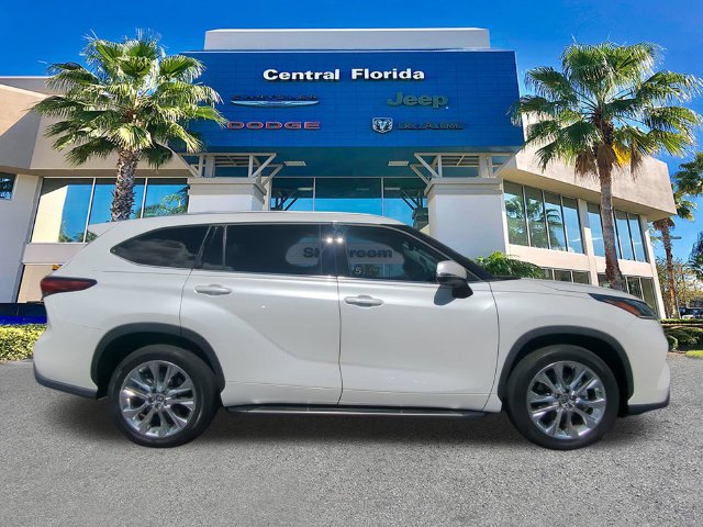 Used 2023 Toyota Highlander Limited FWD image 4