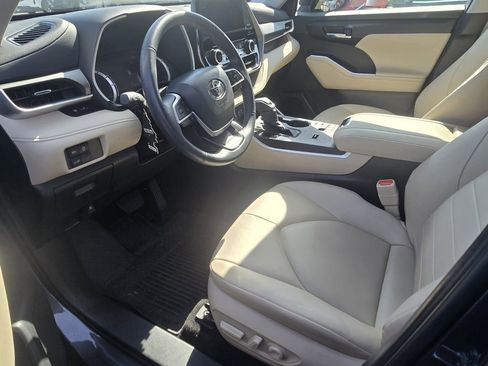 Used 2025 Toyota Highlander XLE FWD image 9