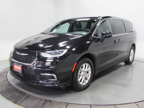 Used 2025 Chrysler Pacifica Select FWD image 3