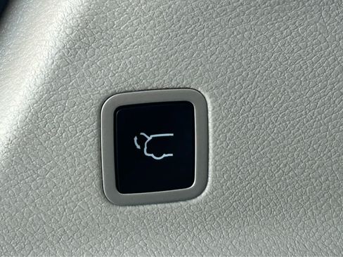 Used 2023 Chrysler Pacifica Touring-L FWD image 9
