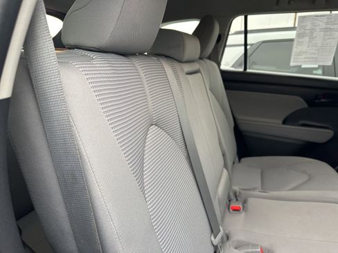 Used 2021 Toyota Highlander LE image 31
