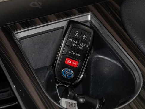 Used 2024 Toyota Sienna Platinum AWD/4WD image 19