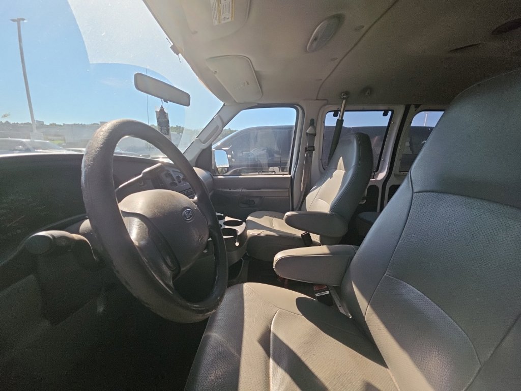 Used 2006 Ford E-150 and Econoline 150 Wagon RWD image 12