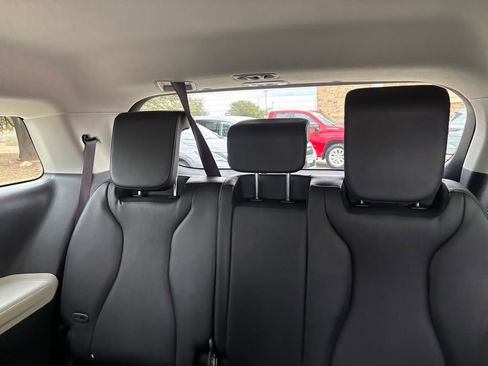 Used 2024 Kia Carnival LX image 28