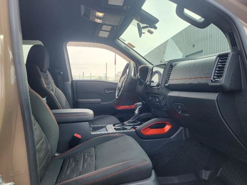Used 2024 Nissan Frontier PRO-4X w/ Pro Convenience Package image 12