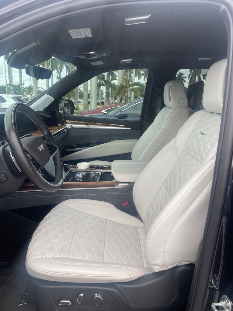 Used 2025 Cadillac Escalade ESV Sport Platinum w/ LPO, ONYX Package RWD image 4