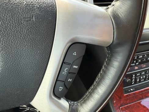 Used 2011 Cadillac Escalade Premium RWD image 31