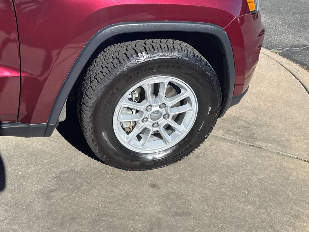 Used 2018 Jeep Grand Cherokee Laredo AWD/4WD image 17