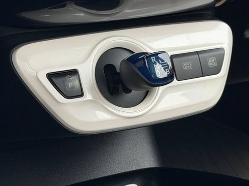 Certified 2018 Toyota Prius Three FWD image 24