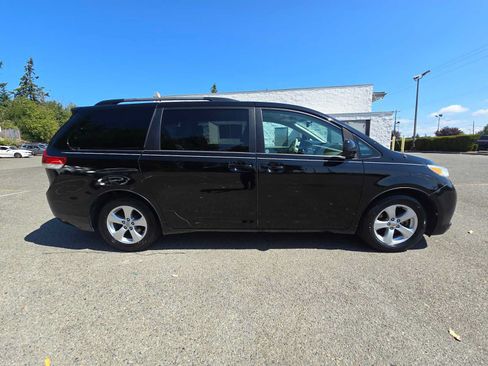 Used 2014 Toyota Sienna LE FWD image 2