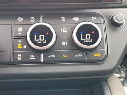 Used 2026 Land Rover Defender 110 X-Dynamic SE AWD/4WD image 19