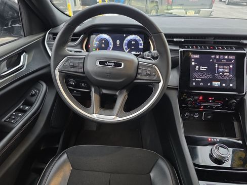 Used 2023 Jeep Grand Cherokee L Laredo image 3