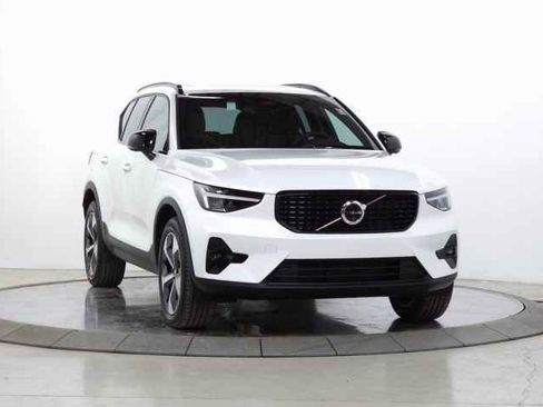 Certified 2025 Volvo XC40 B5 Plus image 1