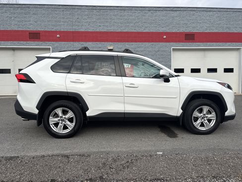 Used 2021 Toyota RAV4 XLE image 2