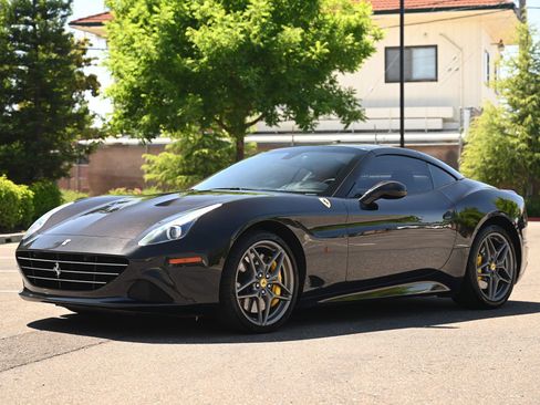Used 2016 Ferrari California T RWD image 18