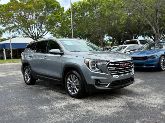 Used 2024 GMC Terrain SLT AWD/4WD image 3