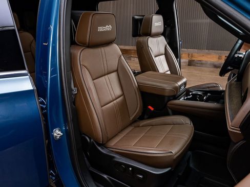 Used 2025 Chevrolet Suburban High Country AWD/4WD image 32