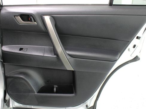 Used 2011 Toyota Highlander SE w/ Tow Pkg FWD image 47