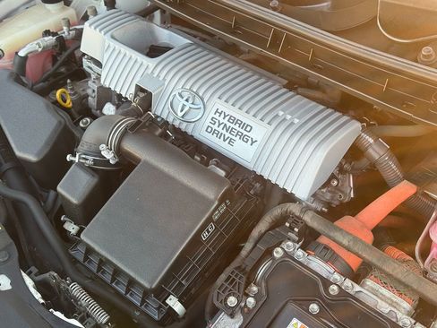 Used 2015 Toyota Prius Five image 27