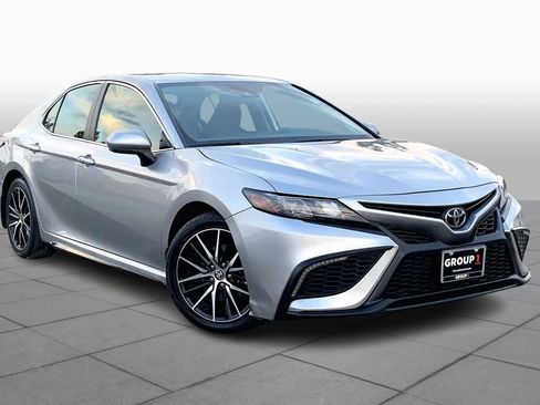 Used 2024 Toyota Camry SE image 2