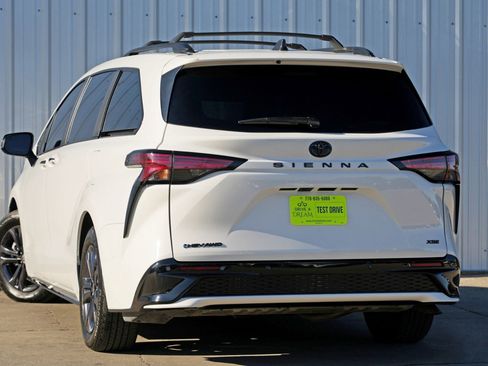 Used 2025 Toyota Sienna XSE w/ XSE Plus Package image 6