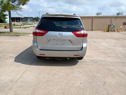 Used 2017 Toyota Sienna LE image 4