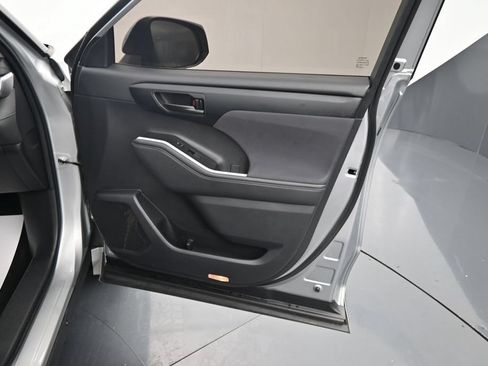 Used 2023 Toyota Highlander LE FWD image 13