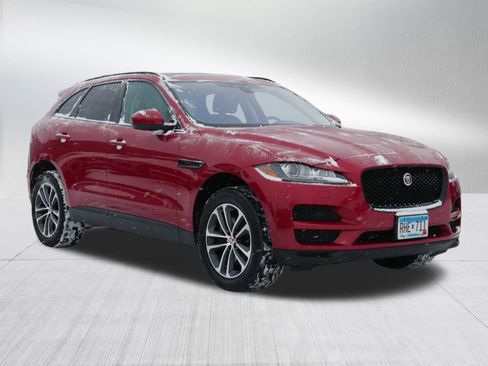 Used 2018 Jaguar F-PACE Premium image 3