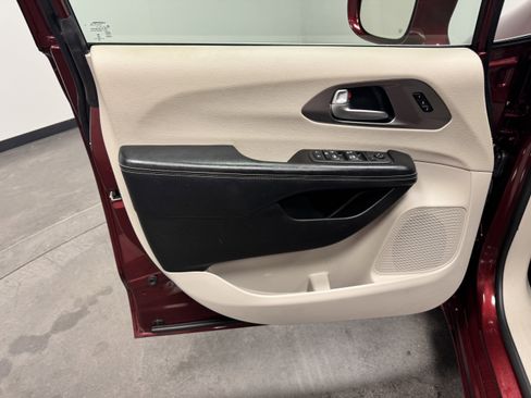 Used 2021 Chrysler Pacifica Touring-L image 14