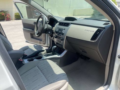 Used 2009 Ford Focus SE FWD image 11
