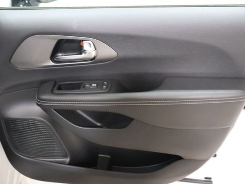 New 2027 Chrysler Pacifica Limited FWD image 17