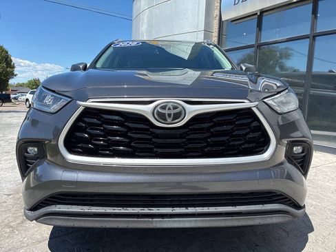 Used 2020 Toyota Highlander XLE FWD image 2