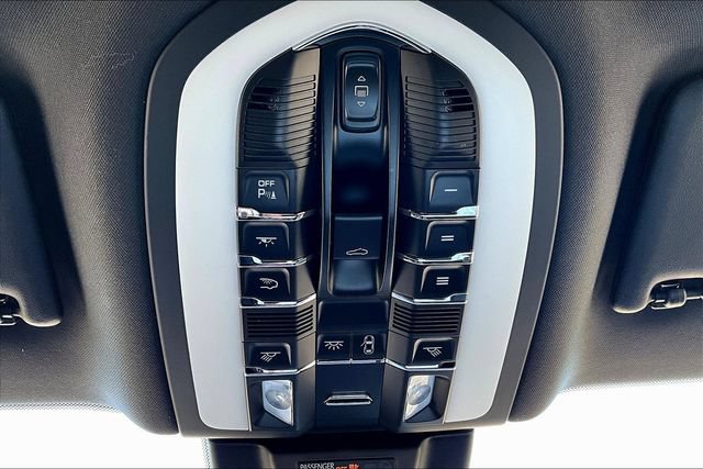 Used 2026 Porsche Macan AWD/4WD image 16
