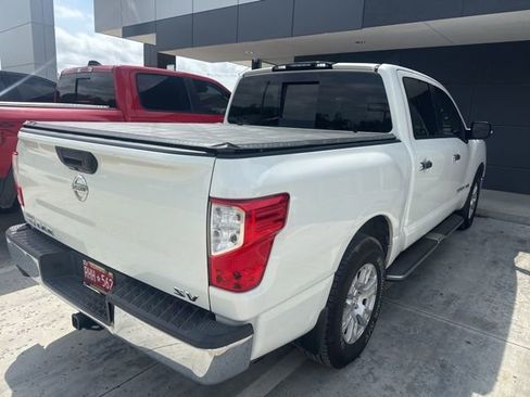 Used 2019 Nissan Titan SV image 4