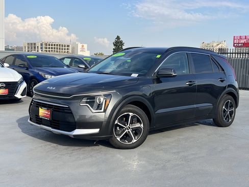 Used 2023 Kia Niro EX image 2