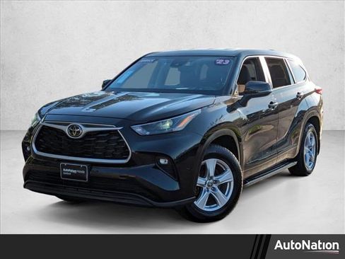 Used 2023 Toyota Highlander LE image 1