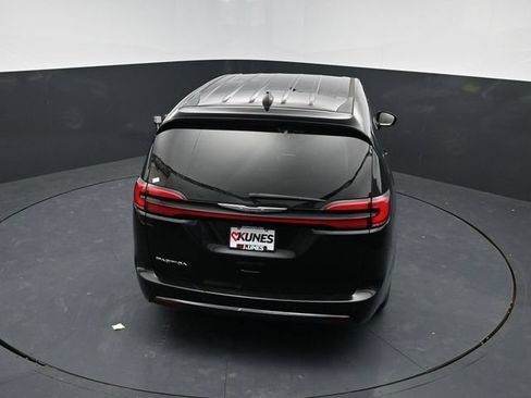 Used 2024 Chrysler Pacifica Touring-L FWD image 41
