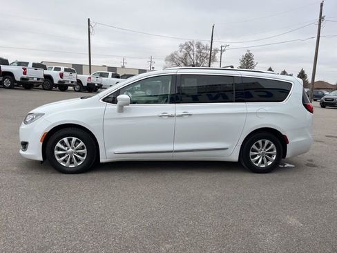 Used 2018 Chrysler Pacifica Touring-L w/ Premium Audio Group FWD image 9