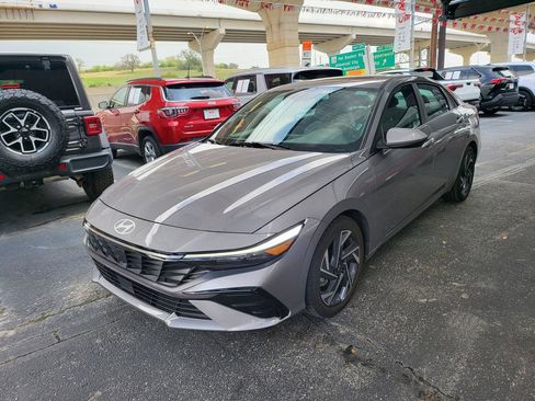 Used 2025 Hyundai Elantra SEL FWD image 1